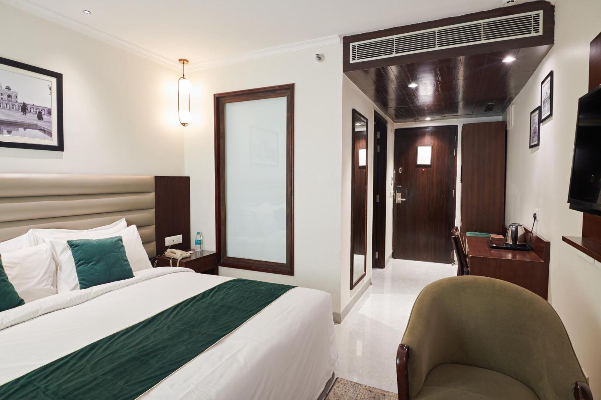 Deventure Sarovar Portico Patel Nagar 4* New Delhi