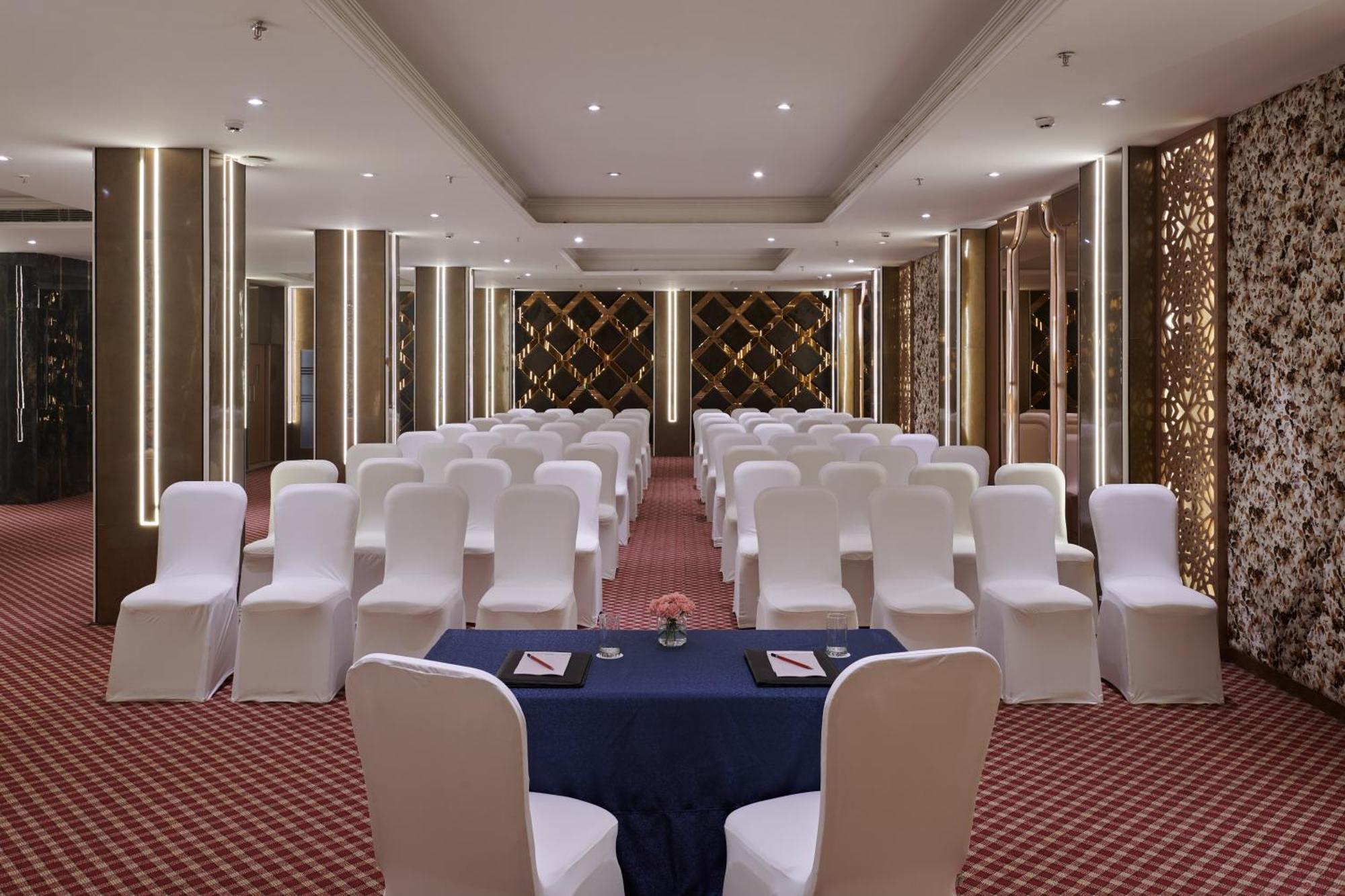 Hotel Deventure Sarovar Portico Patel Nagar 4*
